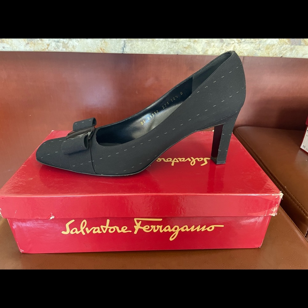 Handmade Italian wool Salvatore Ferragamo  pumps